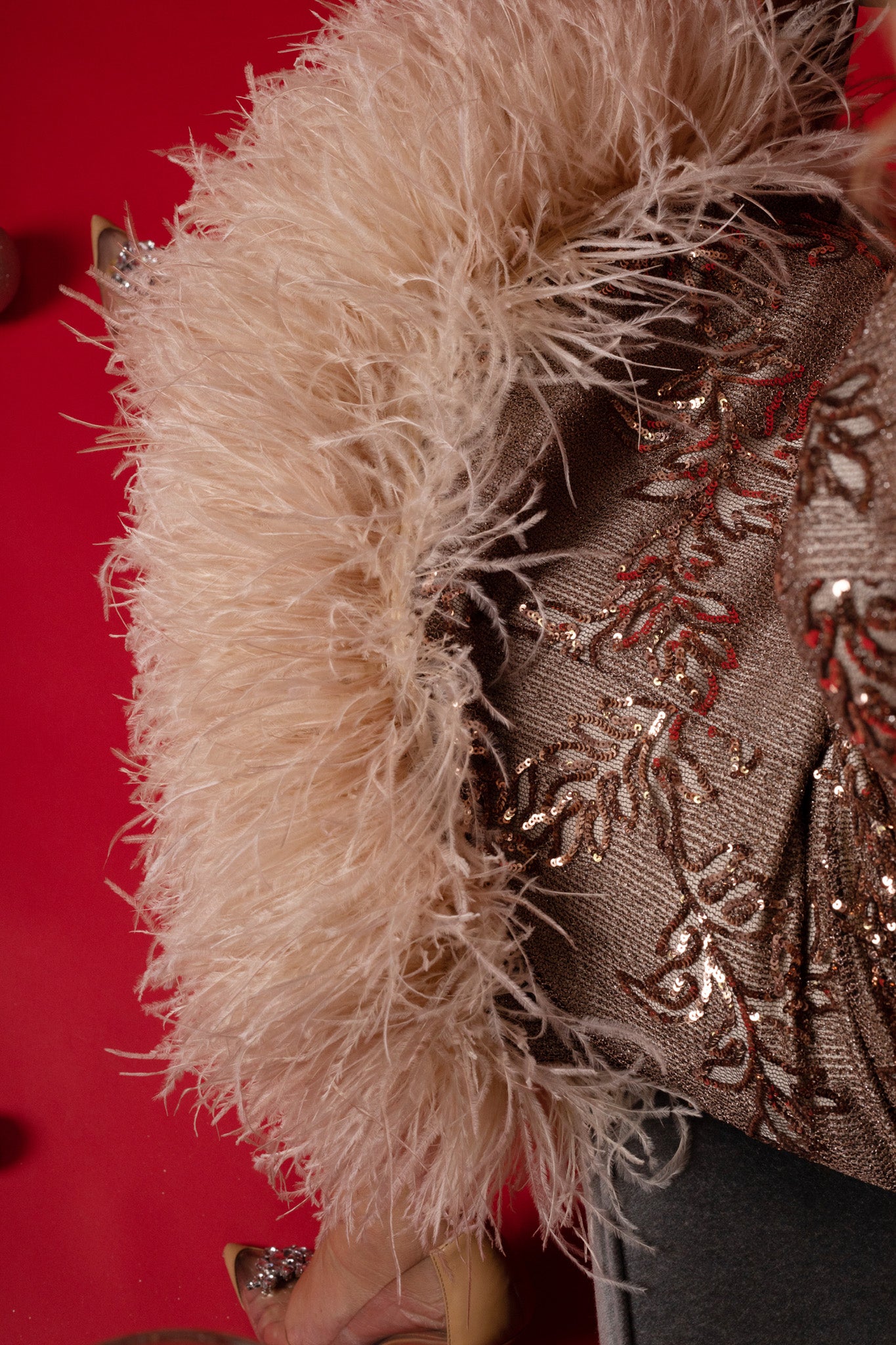 Rosé Allure Елегантна рокля с пера