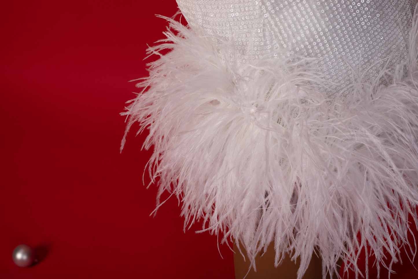 Pearl Mirage Рокля от бели пайети и пера