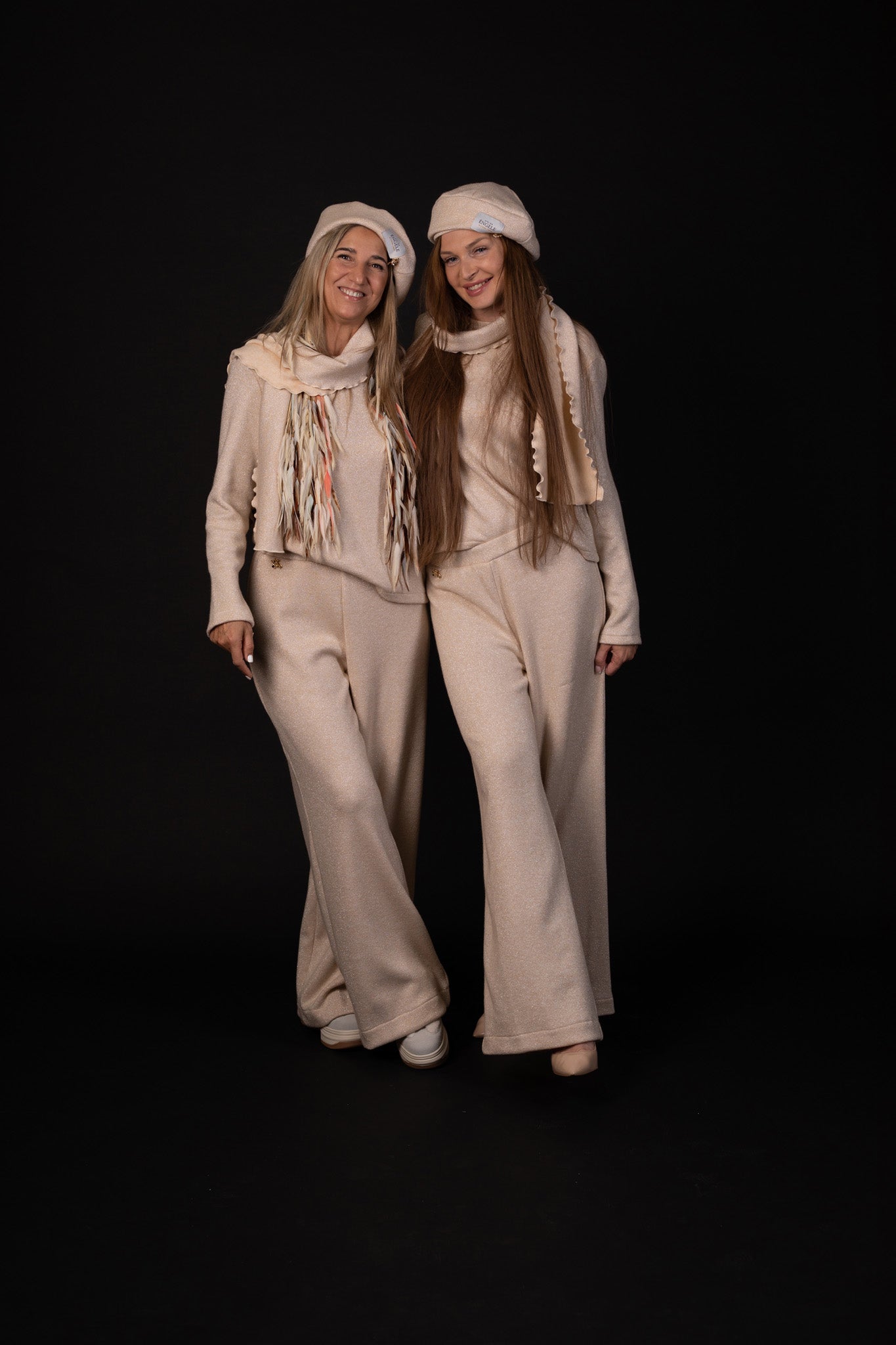 Golden Knit Charm – Knitted Scarf in Champagne Gold